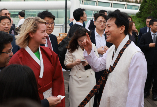 오세훈 서울시장이 24일 서울 가빛섬에서 열린 '제12회 세계도시정상회의 시장 포럼' 환영 리셉션에서 참석자들과 이야기를 나누고 있다.   [연합뉴스].